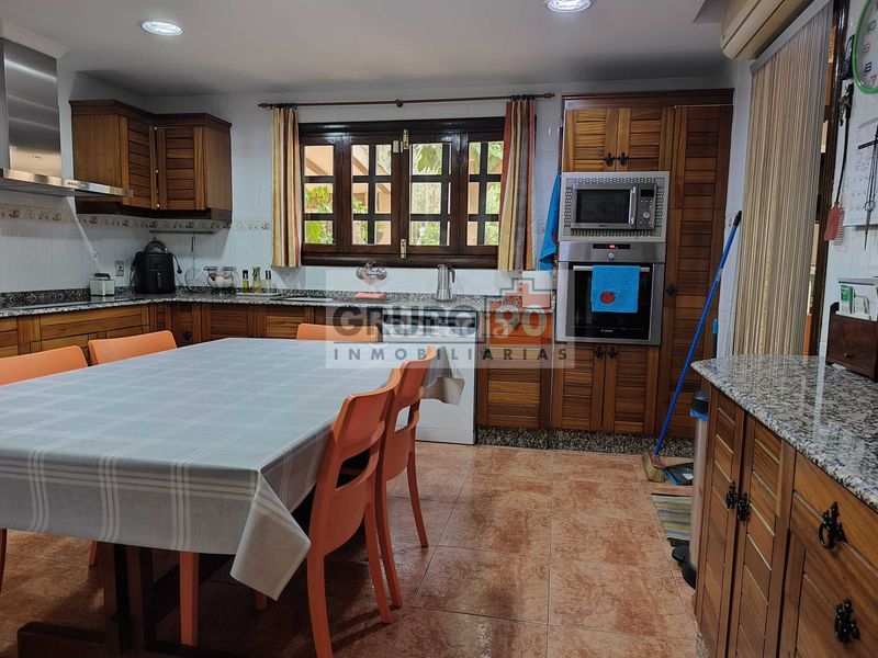 Foto f9cad5f8-b4c8-48ec-960b-cfb8345dd90c. Xalet amb aparcament a El Bosque Chiva