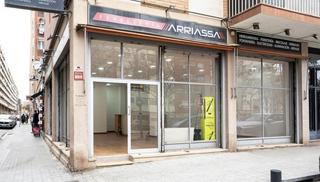 Local commercial  Carrer camp arriassa. Local comercial esquinero con grandes ventanales , en una zona c