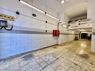 Location Local commercial  Carrer arago. Local con salida de humos