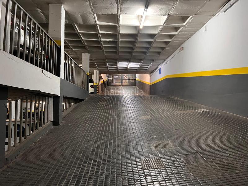 Foto 70ed616e-436a-4cc6-9889-fb231440d45a. Alquiler parking coche plaza de parquing coche grande en Barcelona