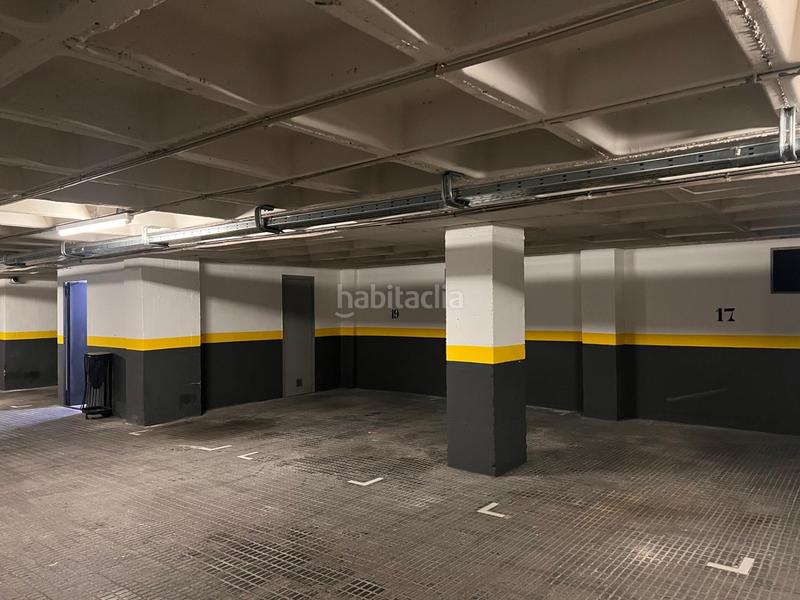 Foto 8feeb7b8-e124-4728-8fc1-fd86e49fe1ba. Alquiler parking coche plaza de parquing coche grande en Barcelona