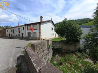 Maison  Santiurde. Santiurde de reinosa. gran casa esquinera con nave. buen estado.