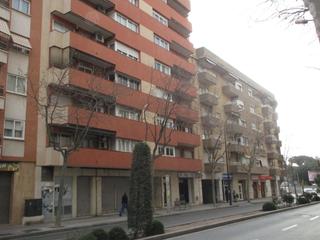 Aparcament cotxe a Avinguda dels països catalans 166. Parking individual para motos grandes y pequeñas.
