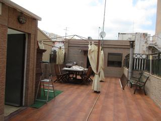 Building  Carrer del doctor gimbernat. Negocio con dos viviendas