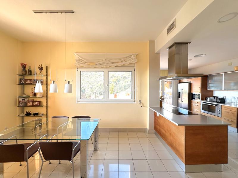 Foto 80687f93-2bd2-4cd8-b67d-21c24ea067e3. House with fireplace heating parking pool in Mas Ram Badalona