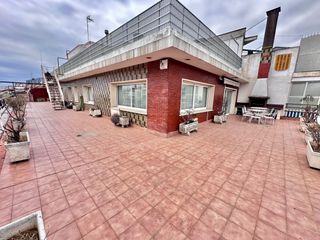 Àtic  Avinguda del president companys. Terraza a nivel de 140 m²