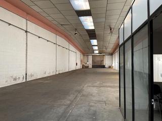 Miete Fabrikhalle  Passeig de la ribera. Acceso frontal y trasero