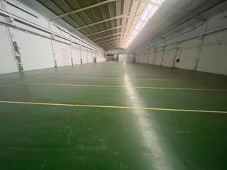Nau industrial  Carrer molí d'en fonolleda. Nave diafana con acceso a dos calles