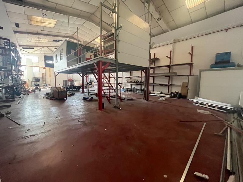 Foto 3c4a7d8e-d6be-4137-b6a0-a36df31739d1. Fabrikhalle in Canovelles