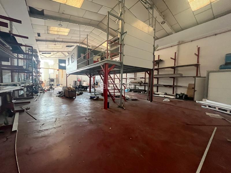 Foto e41f6ec6-f99f-400e-b299-26a94624164f. Fabrikhalle in Canovelles