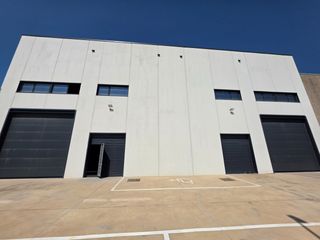 Lloguer Nau industrial  Carrer de jordi camp. Nave tipo b con patios y 2 puertas tir