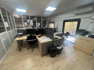 Nau industrial a Carrer Llobateres