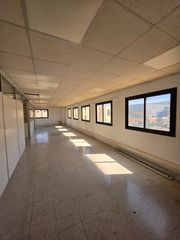 Lloguer Nau industrial a Montornès del Vallès. Nave con oficinas para entrar a trabajar