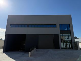 Lloguer Nau industrial  Carrer del pintor tàpies. Nave logística tipo c (aislada) con muelle de carga