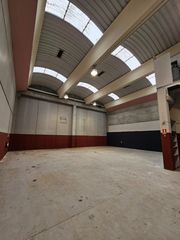 Miete Fabrikhalle  Carrer de la indústria. Nave con oficinas y espacio showroom