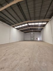 Rent Industrial building  Carrer metal·lúrgia. Nave de 1280 m² con gran altura, patio y oficina