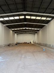 Lloguer Nau industrial  Carrer metal·lúrgia. Nave de 1280 m² con gran altura, patio y oficina