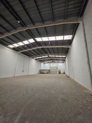 Lloguer Nau industrial  Carrer metal·lúrgia. Nave de 1280 m² con gran altura, patio y oficina