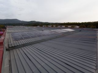 Industrial building  Carrer carles buigas. Nave con placas solares y patio privado