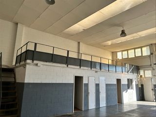 Lloguer Nau industrial  Carrer barcelonès. Nave con imagen corporativa, oficinas y patio privado en caldes