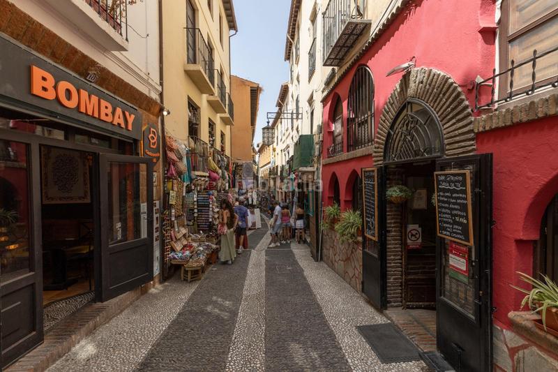 Foto 1890f1a8-2b21-491a-8c8b-09f2c826b5ed. Piso  reformado en la zona mas turística con 3 dorm. y 2 baños por solo 185.000!!! en Granada
