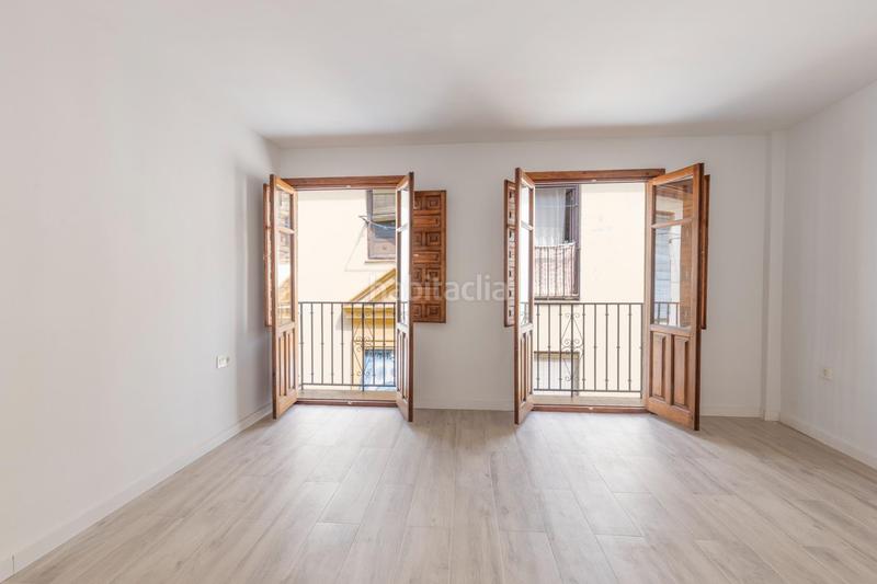 Foto 8d4e8163-797b-4325-960b-d58699450c41. Piso  reformado en la zona mas turística con 3 dorm. y 2 baños por solo 185.000!!! en Granada