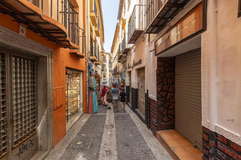 Foto c4d93dca-9716-40f6-98a0-3cb707b61ac9. Piso  reformado en la zona mas turística con 3 dorm. y 2 baños por solo 185.000!!! en Granada