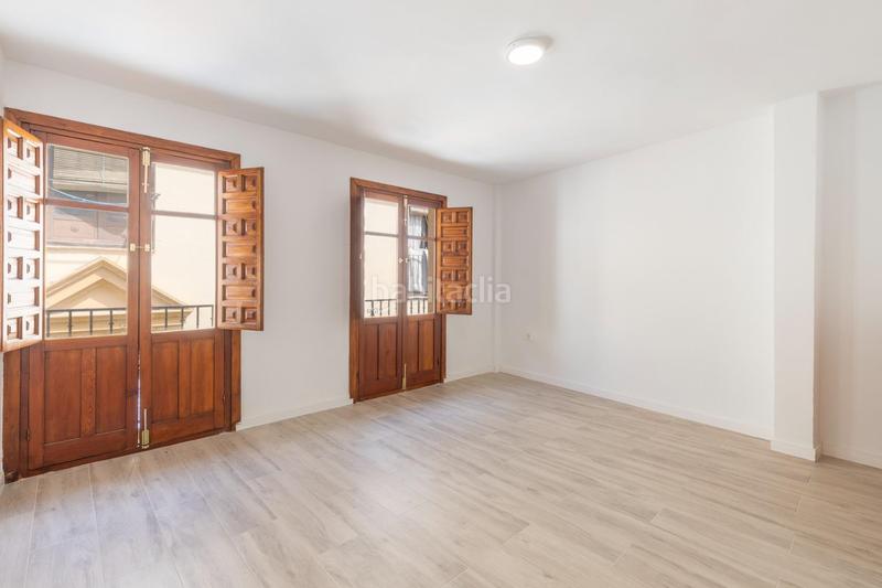 Foto db3fb975-f683-45e6-8578-028454c36895. Piso  reformado en la zona mas turística con 3 dorm. y 2 baños por solo 185.000!!! en Granada