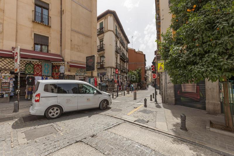 Foto dbff5f45-f6e1-48df-98b6-db5ec5c3ac7b. Piso  reformado en la zona mas turística con 3 dorm. y 2 baños por solo 185.000!!! en Granada