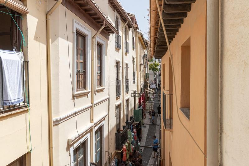 Foto f839c4f8-f93d-4934-838c-5d41af037fa0. Piso  reformado en la zona mas turística con 3 dorm. y 2 baños por solo 185.000!!! en Granada