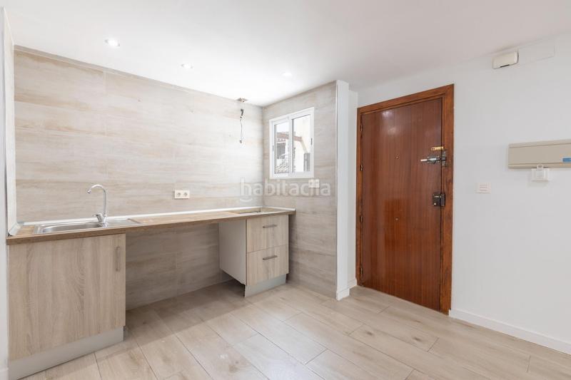 Foto f8a487b1-e2fd-49a8-bddd-f57349abd0e6. Piso  reformado en la zona mas turística con 3 dorm. y 2 baños por solo 185.000!!! en Granada