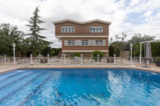 Chalet  Suelo urb s-2. Exclusiva vivienda de alto standing en una parcela de 3.166 m2 e