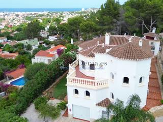 Chalet in La Pedrera-Vessanes. Chalet con vistas al mar y montgo denia