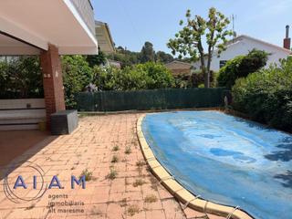 Maison à Pinemar. Torre con 2 viviendas y piscina en pineda de mar