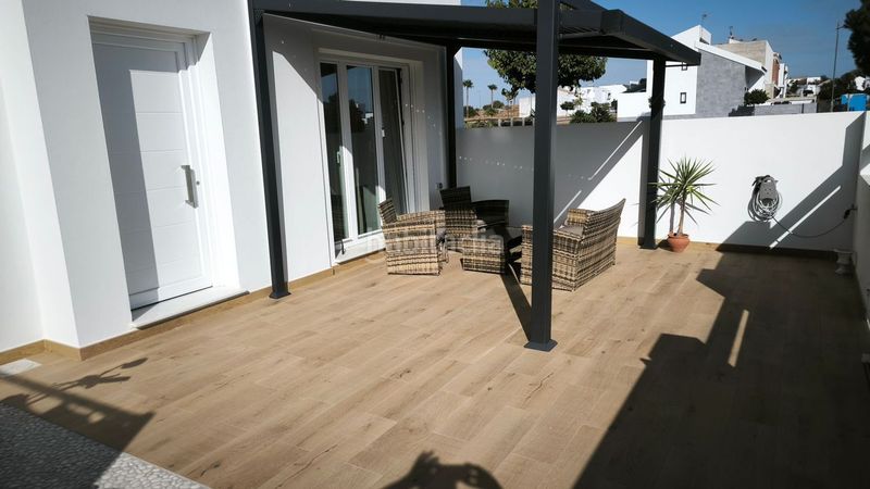 Foto c738bd94-f51e-442a-983e-519d64992057. Casa adossada a Lepe