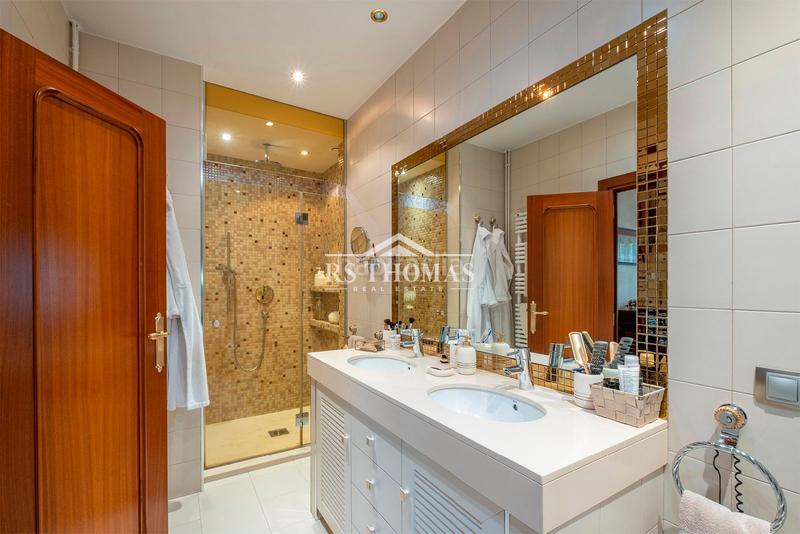 Foto 2dafdf1b-4127-4c6d-a418-0b543f79c5a5. Chalet  reformado 6 dormitorios para comprar en Encamp