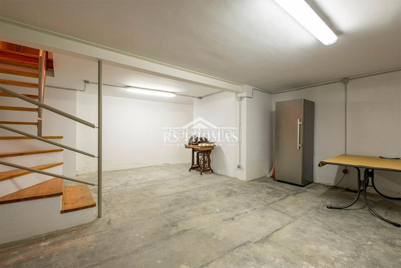 Foto 808b4d2c-420b-45cc-a643-f1c57e74a365. Chalet  reformado 6 dormitorios para comprar en Encamp
