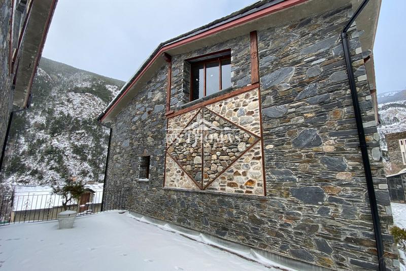 Foto 5639e8af-74bd-4db9-8bf8-d963c236a78d. Chalet  nuevo 3 hab. con garaje para comprar en meritxell en Canillo
