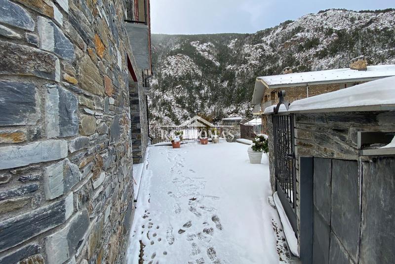 Foto 5978bf2c-0d85-489f-bbb7-3fdd3336d3b1. Chalet  nuevo 3 hab. con garaje para comprar en meritxell en Canillo