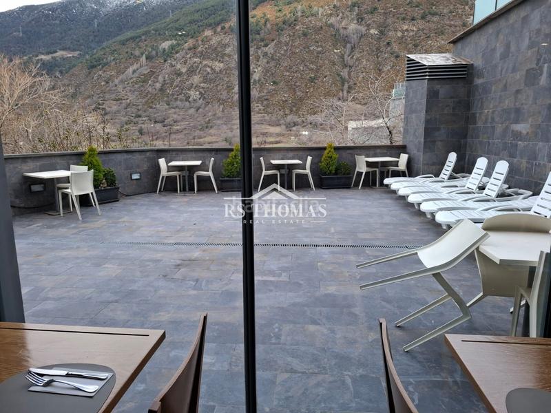 Foto ef9f7eb6-38ac-48f4-893a-c2eadd00be8b. Alquiler local comercial restaurante reformado con terraza para alquilar en Encamp