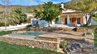 Xalet a Palau-saverdera. Villa con piscina y jardín para comprar en pau