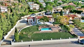 Chalet en Palau-saverdera. Villa con piscina y jardín para comprar en pau