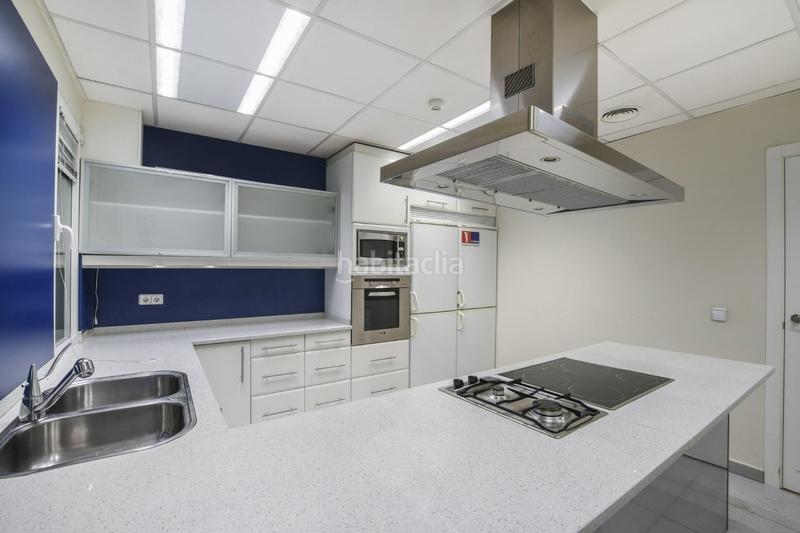 Foto 2c2c4c93-33fc-4295-8b46-72d6a33a2505. Oficina  con posibidad de cambio de uso a viviendas. calle narvaez al lado del retiro en Madrid