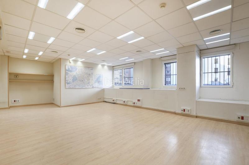 Foto a0d0f876-3d30-4fae-992c-f879efe5ecb6. Oficina  con posibidad de cambio de uso a viviendas. calle narvaez al lado del retiro en Madrid