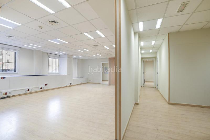 Foto cc6c8ccd-e464-4a90-9358-2101fc28e6e4. Oficina  con posibidad de cambio de uso a viviendas. calle narvaez al lado del retiro en Madrid