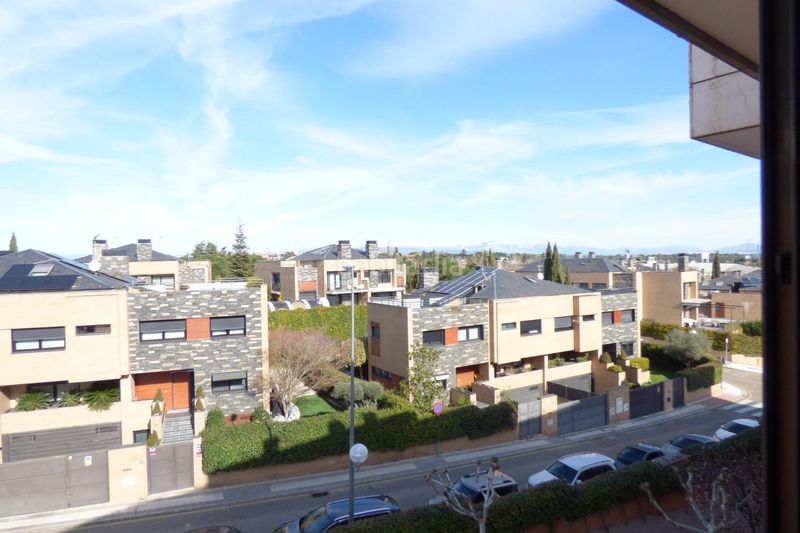 Foto 23f3e542-ff6c-4b3d-a476-8e44f33c00b9. Miete dachwohnung mit heizung parking pool in Monte el Pilar Majadahonda