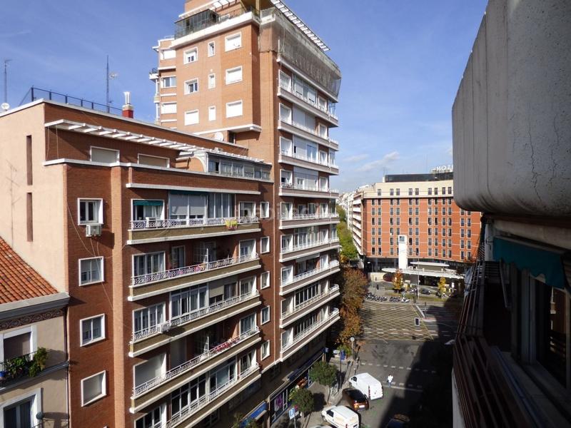 Foto aca0098a-1c18-4a26-aec9-966f0f3334eb. Alquiler piso conde duque. moderno 6 exterior con terraza. amueblado. 2 dormitorios 2 baños y buen edificio. en Madrid