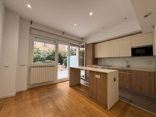 Etagenwohnung  Calle juan álvarez mendizábal. Exclusivo estudioapartamento con terraza, jardín y piscina en el
