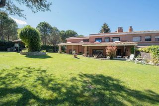 Casa bifamiliare in Urbanización Este-Montepríncipe. Magnífica casa unifamiliar con parcela de 1052 metros. reformada