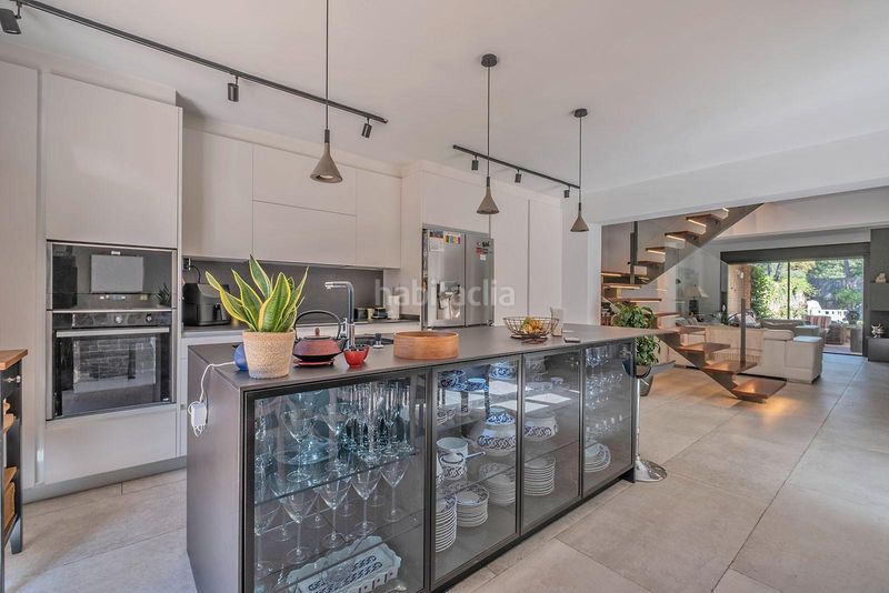 Foto 1088fbee-a256-43e6-90f7-3c007eb33808. Maison jumelée avec parking dans Urbanización Este-Montepríncipe Boadilla del Monte